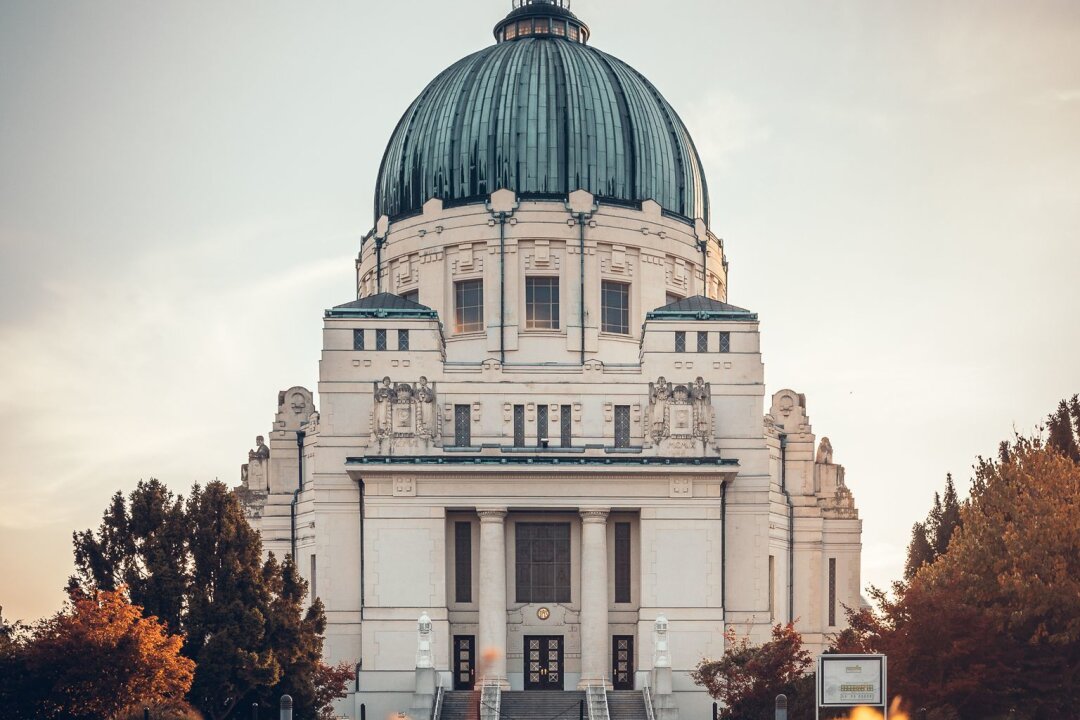 Was den Zentralfriedhof in Wien besonders macht - Architektonisches Highlight des Wiener Jugendstils: Die Kirche zum heiligen Borromäus ist einen Besuch wert.