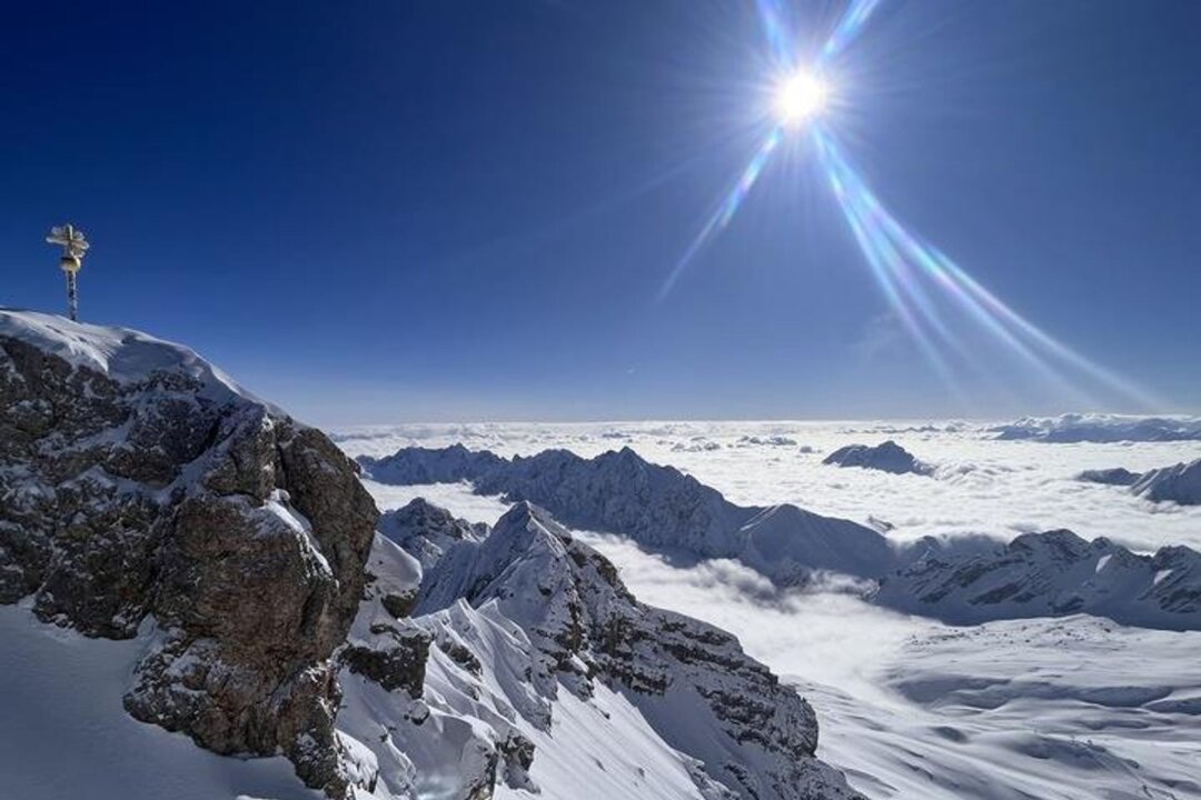 Was der "Lonely Planet" für 2025 empfiehlt - Deutschlands höchster Gipfel: die Zugspitze. Bayern gehört für den "Lonely Planet" zu den Top-Zielen des kommenden Jahres. (Archivbild)