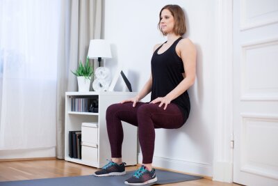 Was ist eigentlich Wandpilates? - Spannung in den Beinen, Spannung im Rumpf: Beim Wandsitzen müssen viele Muskeln arbeiten.