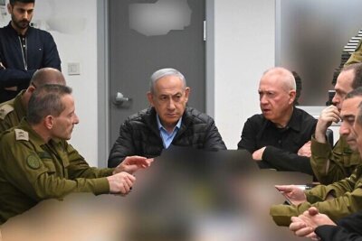 Was ist über Israels Vergeltung gegen den Iran bekannt? - Israels Ministerpräsident Benjamin Netanjahu (M,l), Verteidigungsminister Joav Gallant (M,r) und andere hochrangige Militäroffiziere sitzen zur Lageberatung in der unterirdischen Kommandozentrale der israelischen Luftwaffe in Tel Aviv.