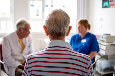 Was macht eigentlich eine Fachkraft für Palliativpflege? - Annette Ortmann, Pflegerische Leitung auf der Palliativstation des Franziskus-Krankenhauses Berlin, bei der Visite mit Prof. Dr. Winfried Hardinghaus, Chefarzt der Klinik für Palliativmedizin im Franziskus-Krankenhaus Berlin.