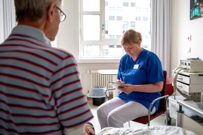 Was macht eigentlich eine Fachkraft für Palliativpflege? - Die Kommunikation mit Patientinnen und Patienten und Angehörigen ist ein wichtiger Bestandteil der Palliativpflege.