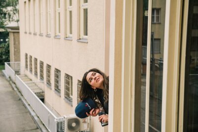 Was macht eigentlich eine Facility-Managerin? - Als Objektleiterin betreut Facility Mangerin Annabella Bolsenkötter mit ihrem Team verschiedene Verwaltungsgebäude in Berlin. Hier begutachtet sie mit einem Mitarbeiter einen Wasserschaden.