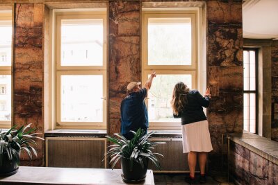 Was macht eigentlich eine Facility-Managerin? - Viel Zeit verbringt Objektleiterin Annabella Bolsenkötter mit Planung und Abstimmung. Nach einem Wasserschaden muss sie etwa entscheiden, welche Firma für die Behebung beauftragt werden soll.