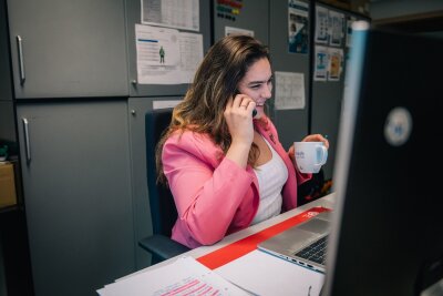 Was macht eigentlich eine Facility-Managerin? - An stressigen Tagen klingelt das Telefon auch mal alle paar Minuten: Als Facility Managerin bringt Annabella Bolsenkötter eine große Portion Organisationstalent mit.