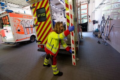 Was macht eigentlich eine Notfallsanitäterin? - Einsatz mit Blaulicht und Martinshorn: Viktoria Steiner ist jederzeit bereit, um Menschen in Not zu helfen.