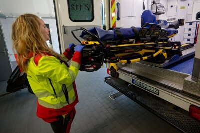 Was macht eigentlich eine Notfallsanitäterin? - Die dreijährige duale Ausbildung von Notfallsanitäterin Viktoria Steiner hat ihr umfassende Kenntnisse in verschiedenen medizinischen Bereichen vermittelt, die sie nun täglich im Einsatz nutzt.