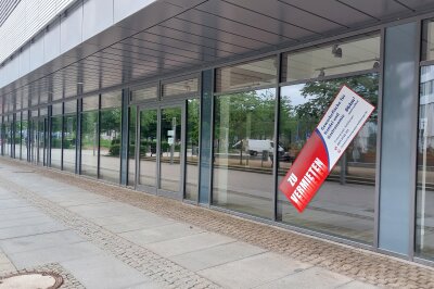 Was passiert mit der ehemaligen Jysk-Gewerbefläche am Johannisplatz? - Der Möbelhändler Jysk zog im Frühling am Johannisplatz in Chemnitz aus, seitdem steht die Ladenfläche leer.