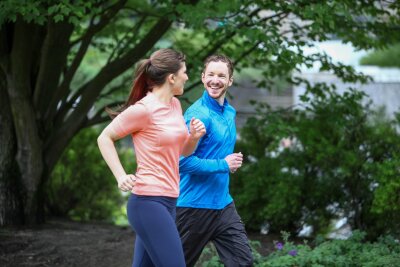 Was Sie beim Laufen anziehen sollten - und was nicht - Beschwingt loslaufen: Jogger brauchen kaum Ausrüstung.