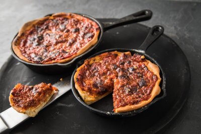 Was Sie noch nicht über Pizza wussten - Chicago Deep Dish Pizza: hohe Kruste, reichlich Käse, vielfältige Beläge, einzigartiger Geschmack.