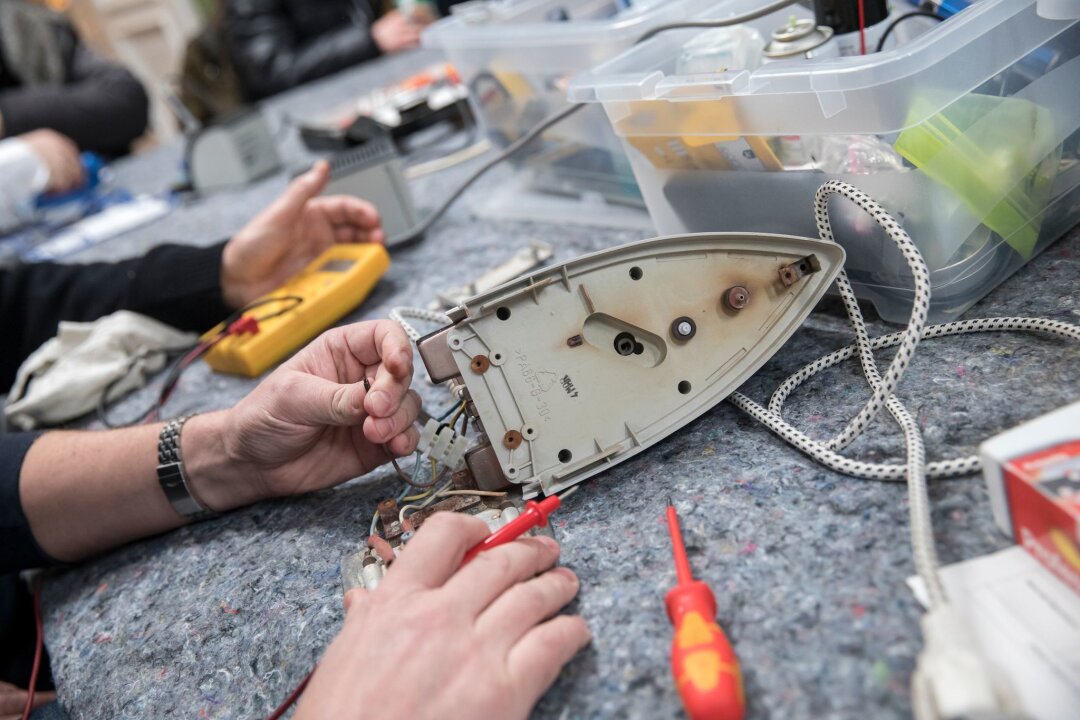 Was tun, wenn Geräte nicht mehr richtig funktionieren? - Haushaltsgeräte reparieren statt wegwerfen: Fehlersuche und Reparatur in einem Repair-Cafe können sich lohnen. 