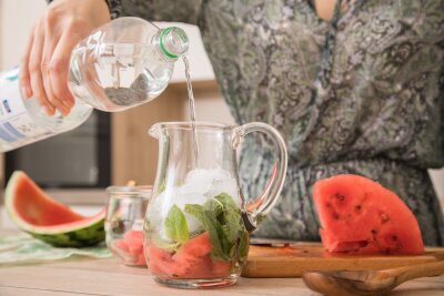 Wasser für mehr Erfolg: Trink-Strategien für den Arbeitsalltag - Wasser muss nicht langweilig schmecken: Mit Melone, Zitronen, Ingwer oder Minze kann man es aufpeppen.