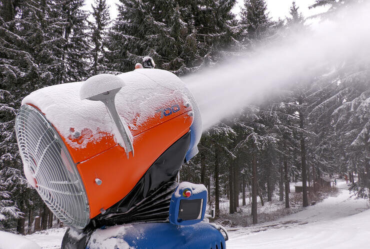 Wasser marsch im Erzgebirge: Erste Schneekanonen laufen auf Hochtouren - Am Skigebiet in Oberwiesenthal wurden bei - 3 °C die Schneekanonen in Betrieb genommen. Foto: Bernd März