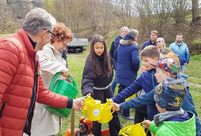 Wasser Marsch: Weil Bäume unsere Zukunft sind - Zum 35. Mal wurde in Plauen der "Baum des Jahres" gepflanzt. Die Moorbirke hat ihren Platz auf dem erweiterten Lehrpfad gefunden. Fotos: Karsten Repert