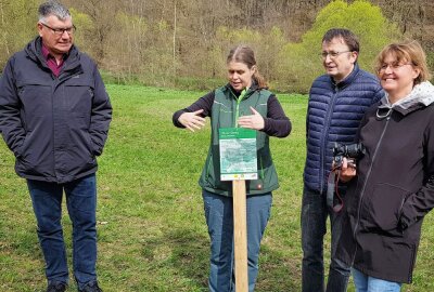 Wasser Marsch: Weil Bäume unsere Zukunft sind - Zum 35. Mal wurde in Plauen der "Baum des Jahres" gepflanzt. Die Moorbirke hat ihren Platz auf dem erweiterten Lehrpfad gefunden. Fotos: Karsten Repert