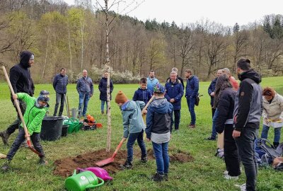 Wasser Marsch: Weil Bäume unsere Zukunft sind - Zum 35. Mal wurde in Plauen der "Baum des Jahres" gepflanzt. Die Moorbirke hat ihren Platz auf dem erweiterten Lehrpfad gefunden. Fotos: Karsten Repert