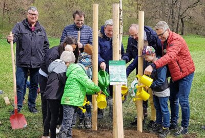 Wasser Marsch: Weil Bäume unsere Zukunft sind - Zum 35. Mal wurde in Plauen der "Baum des Jahres" gepflanzt. Die Moorbirke hat ihren Platz auf dem erweiterten Lehrpfad gefunden. Fotos: Karsten Repert