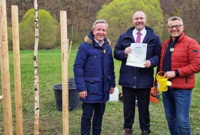 Wasser Marsch: Weil Bäume unsere Zukunft sind - Zum 35. Mal wurde in Plauen der "Baum des Jahres" gepflanzt. Die Moorbirke hat ihren Platz auf dem erweiterten Lehrpfad gefunden. Fotos: Karsten Repert