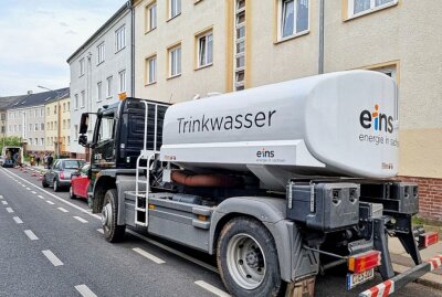 Wasserrohrbruch auf Frankenberger Straße: Fahrbahn senkte sich - Ein Wasserrohrbruch sorgte in Chemnitz für Chaos. Foto: Harry Härtel