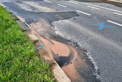 Wasserrohrbruch auf Frankenberger Straße: Fahrbahn senkte sich - Ein Wasserrohrbruch sorgte in Chemnitz für Chaos. Foto: Harry Härtel