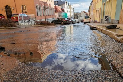 Wasserrohrbruch in Hohenstein: Mehrere Haushalte betroffen - Wasserrohrbruch in Hohenstein-Ernstthal sorgt für Probleme in mehreren Haushalten. Foto: Andreas Kretschel