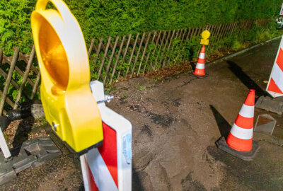 Wasserrohrbruch sorgt für Feuerwehreinsatz:  Anwohner im Erzgebirge ohne Trinkwasser - Ein Wasserrohrbruch in Lugau sorgt für einen Feuerwehreinsatz. 