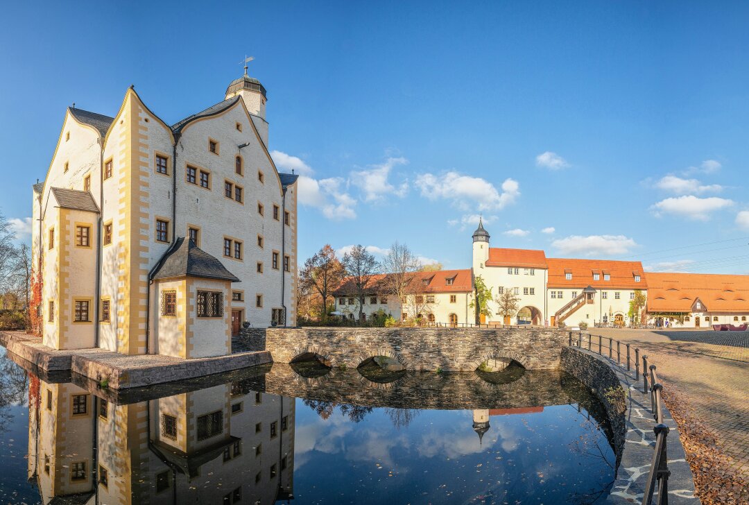 Wasserschloss lädt zum Open Air Wochenende - Nächstes Wochenende finden gleich zwei Events im Wasserschloss Klaffenbach statt. Foto: Adobe Stock / inspi