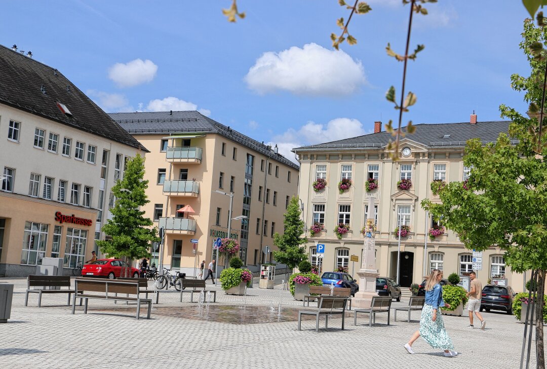 Wasserspiele, Reitturnier  und Sommermusik: Kleinstadt im Vogtland hat viel geplant - Gut verweilen lässt es sich auf dem neu gestalteten Lengenfelder Marktplatz. Foto: Simone Zeh