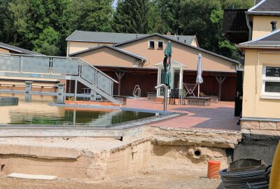 Wasserspiele, Reitturnier  und Sommermusik: Kleinstadt im Vogtland hat viel geplant - Das Freibad Lengenfeld ist eine Baustelle. Diese Saison kann es nicht mehr öffnen. Foto: Simone Zeh 