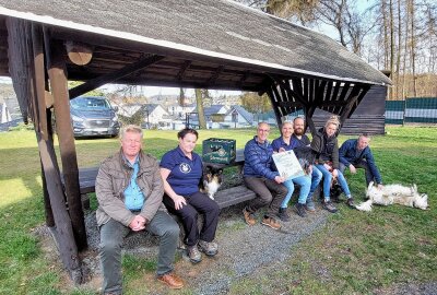 Wau: Kleiner Hundesportverein stemmt große Projekte - Im Bild von links: Erik Walk, Silvia Ehlig, Thomas Münzer, Doreen Hennig, Chris Wolfrum, Franziska Knüpfer und Erik Mocker haben zusammen ein Problem gelöst. Foto: Karsten Repert