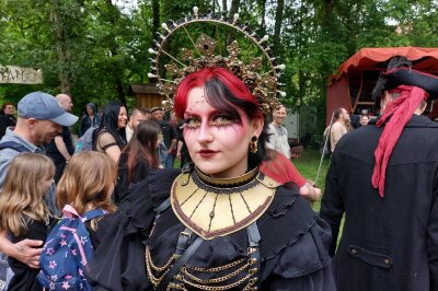 Wave-Gotik-Treffen 2024: Bilder vom Samstag - Gesichter vom WGT 2024 im Heidnischen Dorf am Samstag.