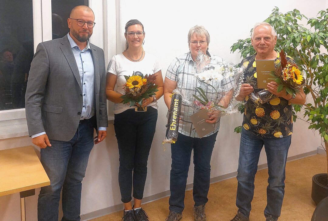 Wechsel an der Spitze des Sportvereins - KSB-Geschäftsführer Benjamin Kahlert und die Vereinsfunktionäre des SV Schönerstadt Bianca Clauß, Susanne Lößner und Günter Rösch. (v.l.) Foto: SVS