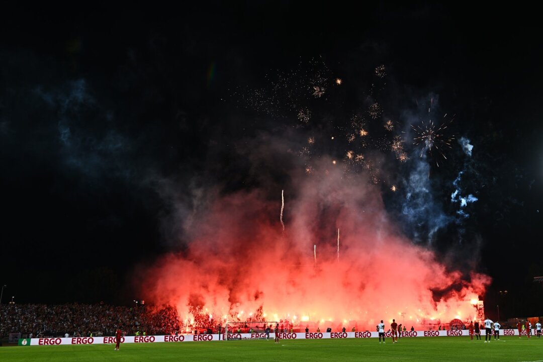 Wegen Pyro: FC Bayern muss 150.000 Euro zahlen - Bayern München muss wegen etlicher Pyrotechnik-Vergehen seiner Fans beim Pokalspiel in Ulm 150.000 Euro Strafe zahlen.