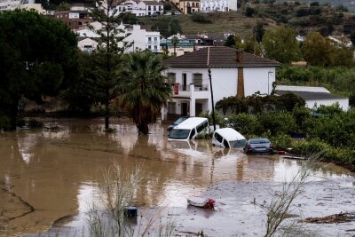 Weggespülte Autos und entgleister Schnellzug in Spanien - In Álora unweit von Málaga, wo auch diese Autos Schaden nahmen, geriet ein Schnellzug aus den Gleisen.