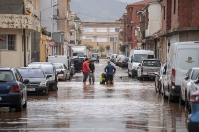 Weggespülte Autos und entgleister Schnellzug in Spanien - Erst am Donnerstag soll sich die Lage in ganz Spanien wieder entspannen. (Foto aktuell)