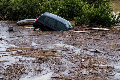 Weggespülte Autos und entgleister Schnellzug in Spanien - Große Schäden sind zu beklagen.