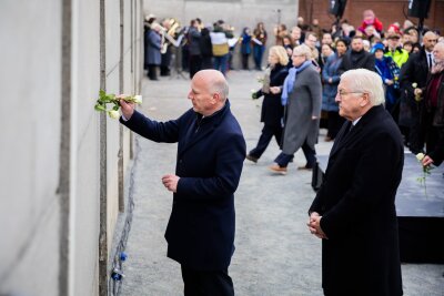 Wegner: Menschen vom Herbst 1989 zum Vorbild nehmen - Rosen im Gedenken an die Maueropfer 