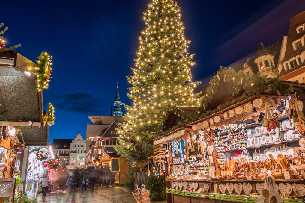 weihnachtensachenchemnitzdresdenleipzigerzgebirgeweihnachtsmannkindervorfreudeweihnachtsbaumengelparkeninnenstadtbergparadeeröffnungstadtführungen