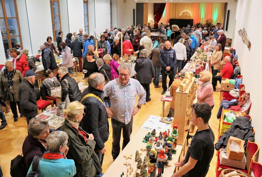 Weihnachtsflohmarkt in Annaberg-Buchholz: Ein Fest für Sammler und Schnäppchenjäger - Beim Weihnachtsflohmarkt kann jeder sein Schnäppchen machen. Foto: Ilka Ruck/Archiv