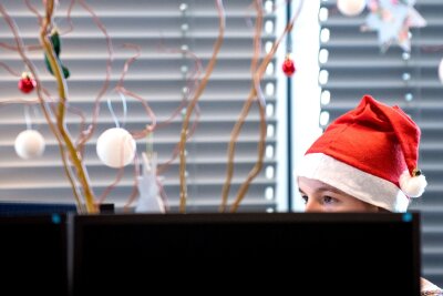 Weihnachtsgeld: Was Beschäftigte wissen müssen - Ist das Weihnachtsgeld erstmal auf dem Konto, wird die Stimmung im Büro gleich viel festlicher. 