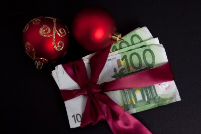 Weihnachtsgeld: Was Beschäftigte wissen müssen - Ein finanzieller Bonus zum Fest versüßt vielen Beschäftigten die Weihnachtstage. 