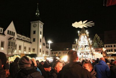 weihnachtensachenchemnitzdresdenleipzigerzgebirgeweihnachtsmannkindervorfreudeweihnachtsbaumengelparkeninnenstadtbergparadeeröffnungstadtführungen