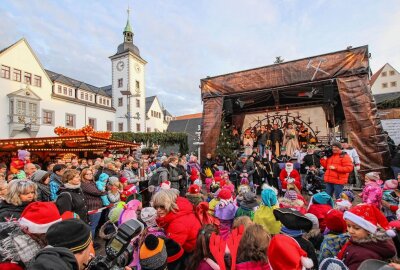 weihnachtensachenchemnitzdresdenleipzigerzgebirgeweihnachtsmannkindervorfreudeweihnachtsbaumengelparkeninnenstadtbergparadeeröffnungstadtführungen