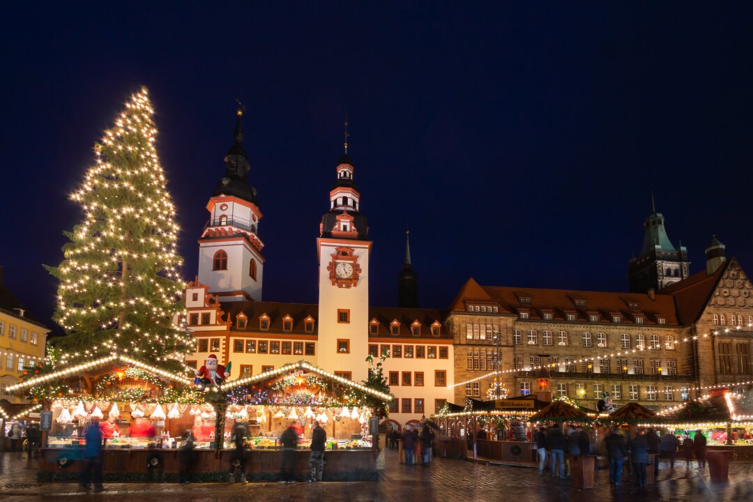 Festliche Atmosphäre auf dem Chemnitzer Weihnachtsmarkt: Die Innenstadt erstrahlt mit traditionellen Ständen, Glühweinduft und weihnachtlicher Dekoration.