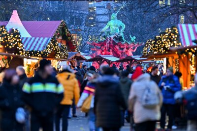 Weihnachtsmarkt: So schützt man sich vor Taschendieben - Taschendiebe nutzen den Trubel auf Weihnachtsmärkten gerne aus, um an Bargeld und Zahlungskarten zu kommen.