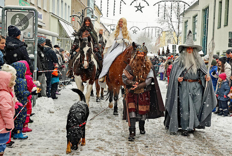 Weihnachtsmarkt strahlt über Auerbach hinaus - Sachsens größter Märchenumzug ist das erste große Highlight zum Auerbacher Weihnachtsmarkt.