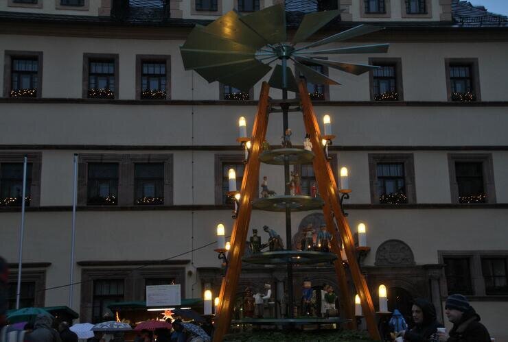 Weihnachtszauber in Penig: Tradition trifft auf neue Highlights - Die Pyramide mit ihren kunstvollen Figuren ist jedes Jahr ein Hingucker auf dem Marktplatz. Foto: Andrea Funke/Archiv