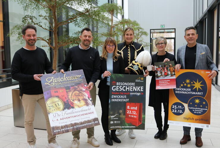 Weihnachtszeit in Zwickau beginnt am 25. November - Eric Seifert und Matthias Krauß (Krauß Event GmbH), Anne Kuhl (Stadtmanagerin, Amt für Wirtschaftsförderung), Oberbürgermeisterin Constance Arndt, Grit Weise (Kulturamt), Matthias Rose (Kultour Z.)