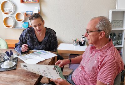 Weil für neue Möbel im Schutzhaus das Geld gefehlt hat: Plauener Verein erhält Unterstützung - Eileen Schönheit vom KARO e.V. bekam von Thomas Münzer die "Sternquell hilft"-Förderurkunde überreicht. Foto: Sternquell-Brauerei