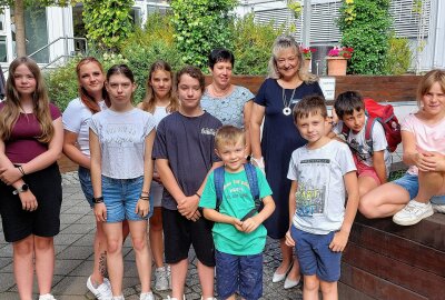 Weil's die Kinder vom Wichern Haus gut haben sollen! - Hoteldirektorin Christina Zetzsche (4. von rechts) hatte im Best Western Hotel Am Straßberger Tor für die Kinder kleine Geschenke organisiert. Foto: Karsten Repert